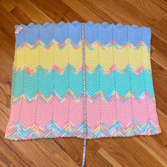 VTG Hand Knit 44 x 25" Baby Blanket Lap Blanket Pastel Chevron Made By Grandma - Picture 7 of 8